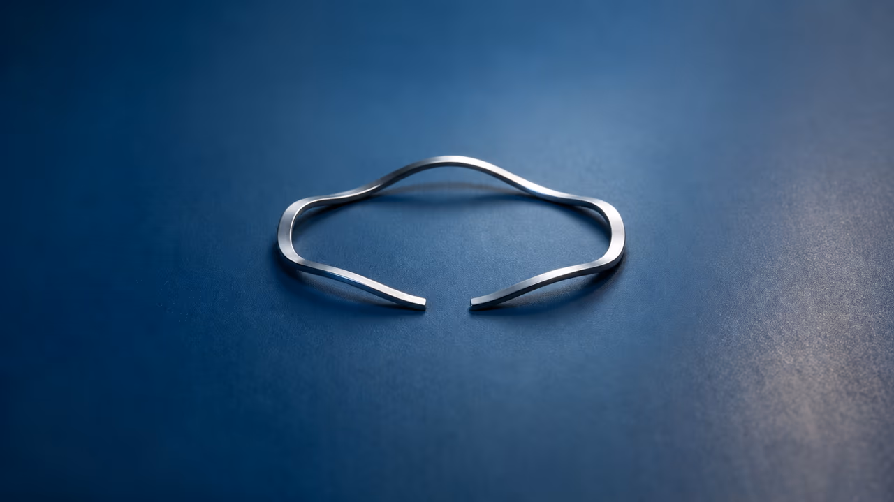 Open-end single-turn wave spring with visible gap